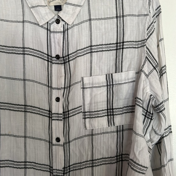 Cute Universal Threads white/black cotton buttondown top. Button cuff on sleeves - Picture 4 of 11
